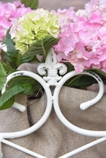 Jardiniere off white fra Jeanne d´Arc Living med hortensia - Tinashjem